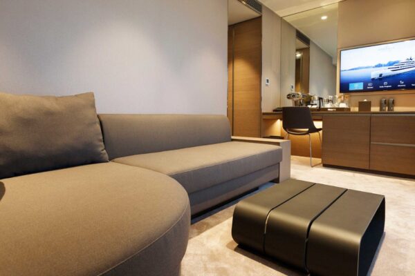 D_ECYC_Suites_DeluxeBalconySuite-Lounge