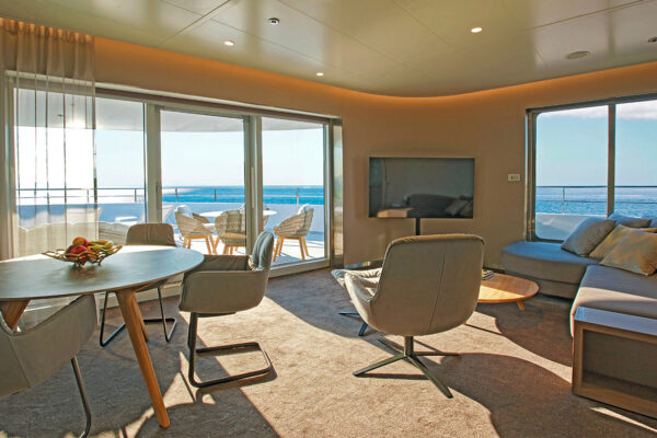 EC_Sakara_Owners-Suite_dsk