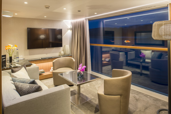 Royal-Balcony-Suite-RR-02-600x400